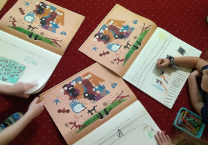 Dziewczynki rysują wizualizacje przedstawiające miejsca, gdzie spotkały głoskę t